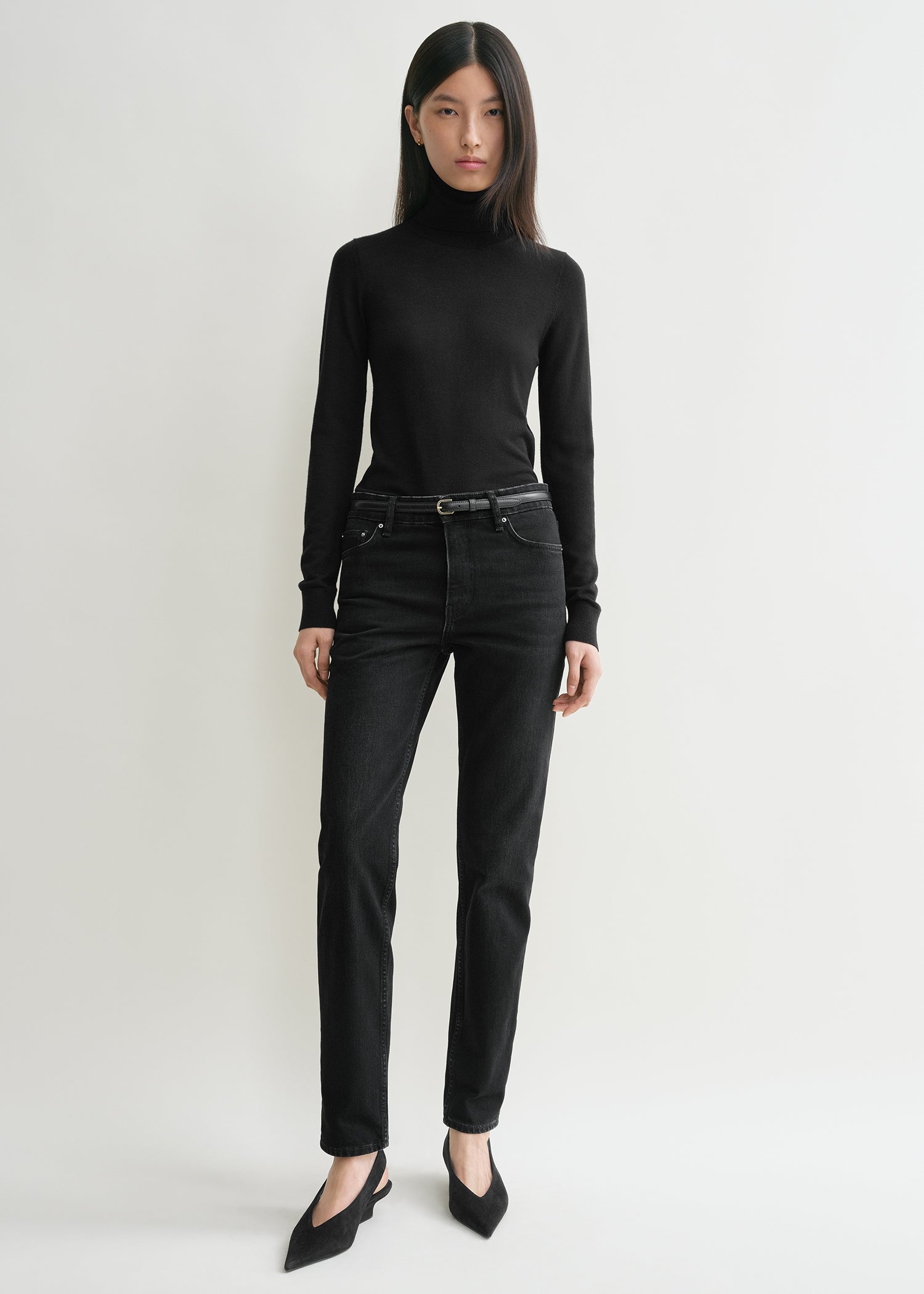 Low taper denim faded black