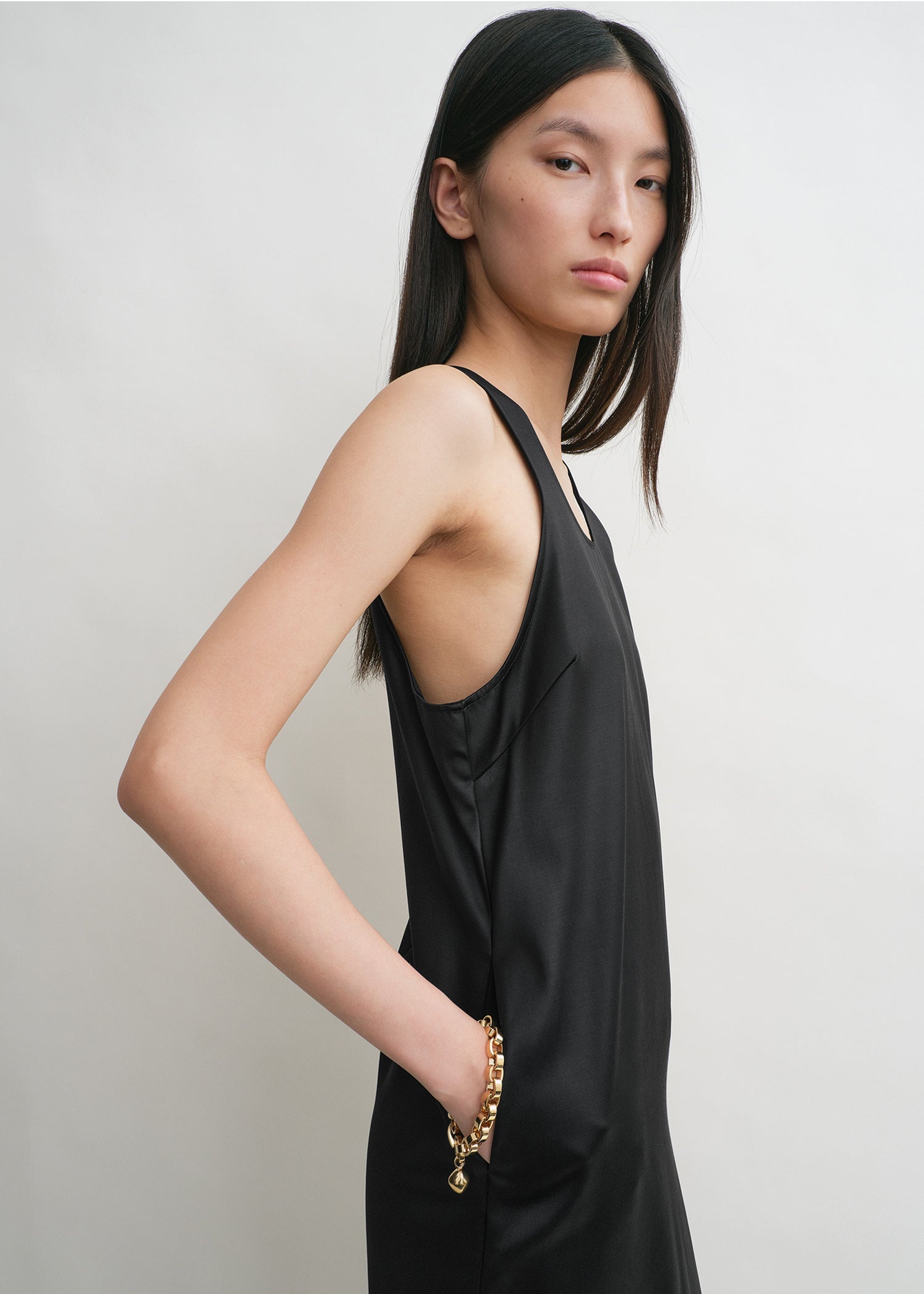 Scoop-neck dress black
