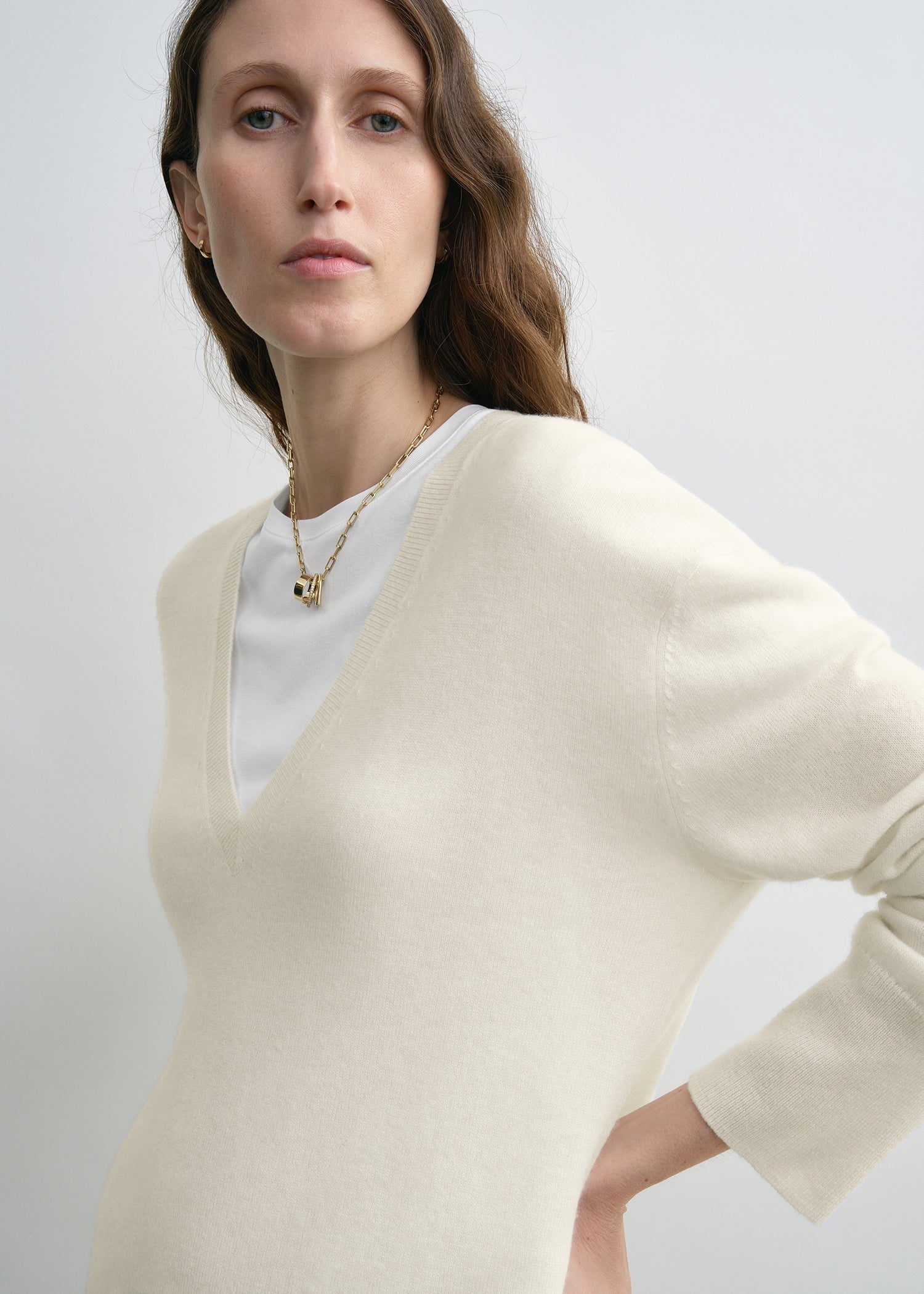 Cashmere V-neck knit ecru