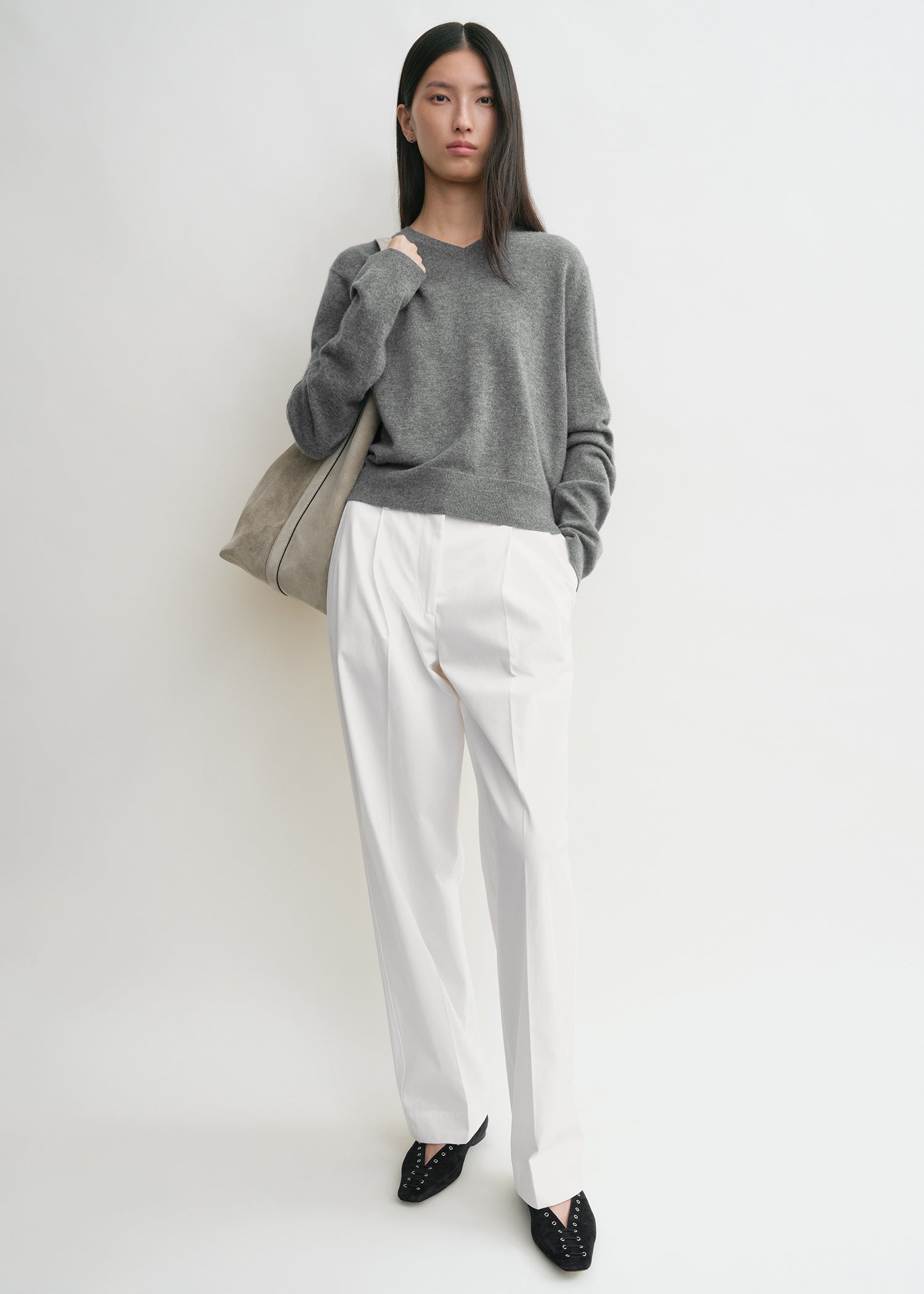 Classic V-neck knit grey