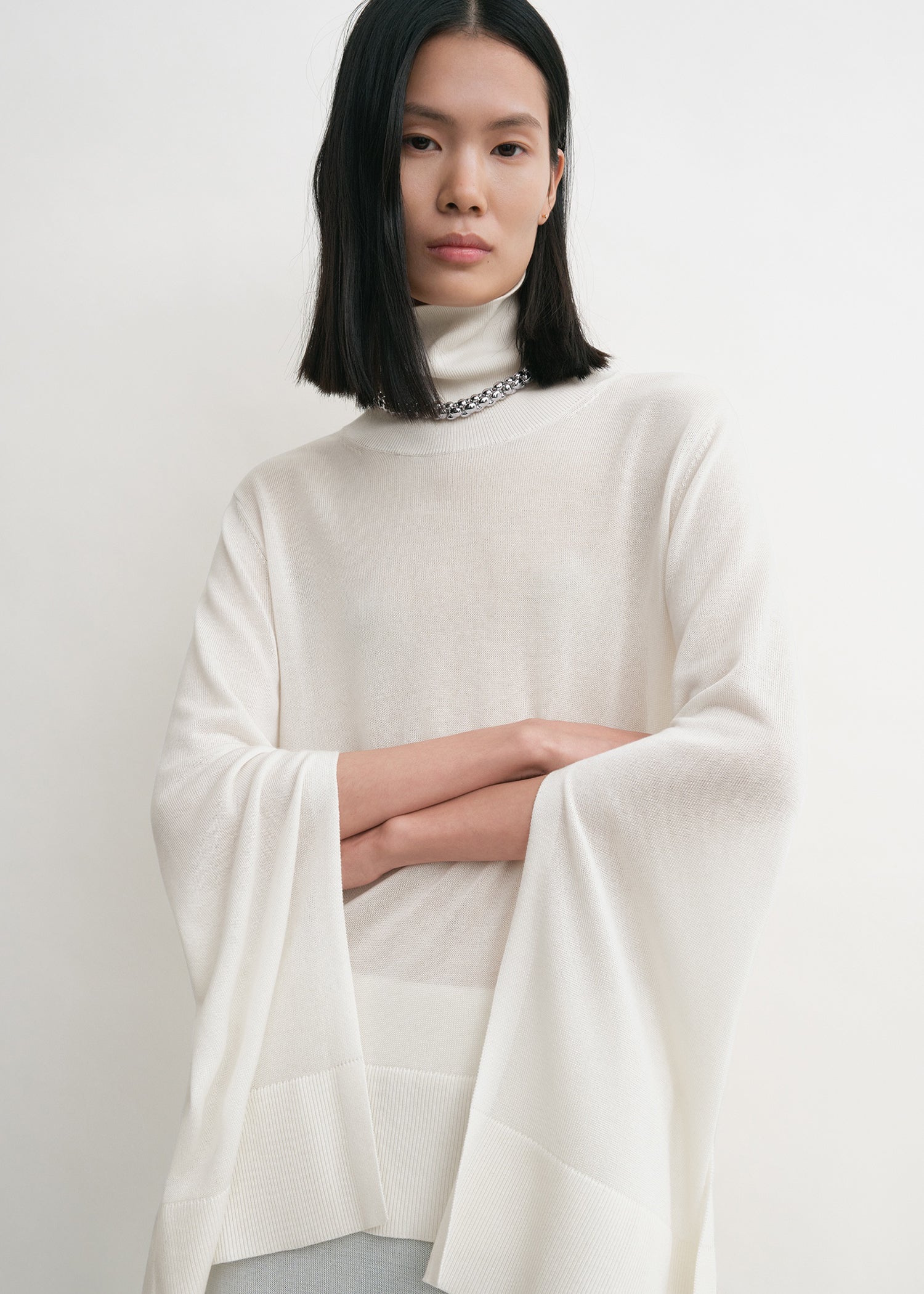 Slit sleeve turtleneck white