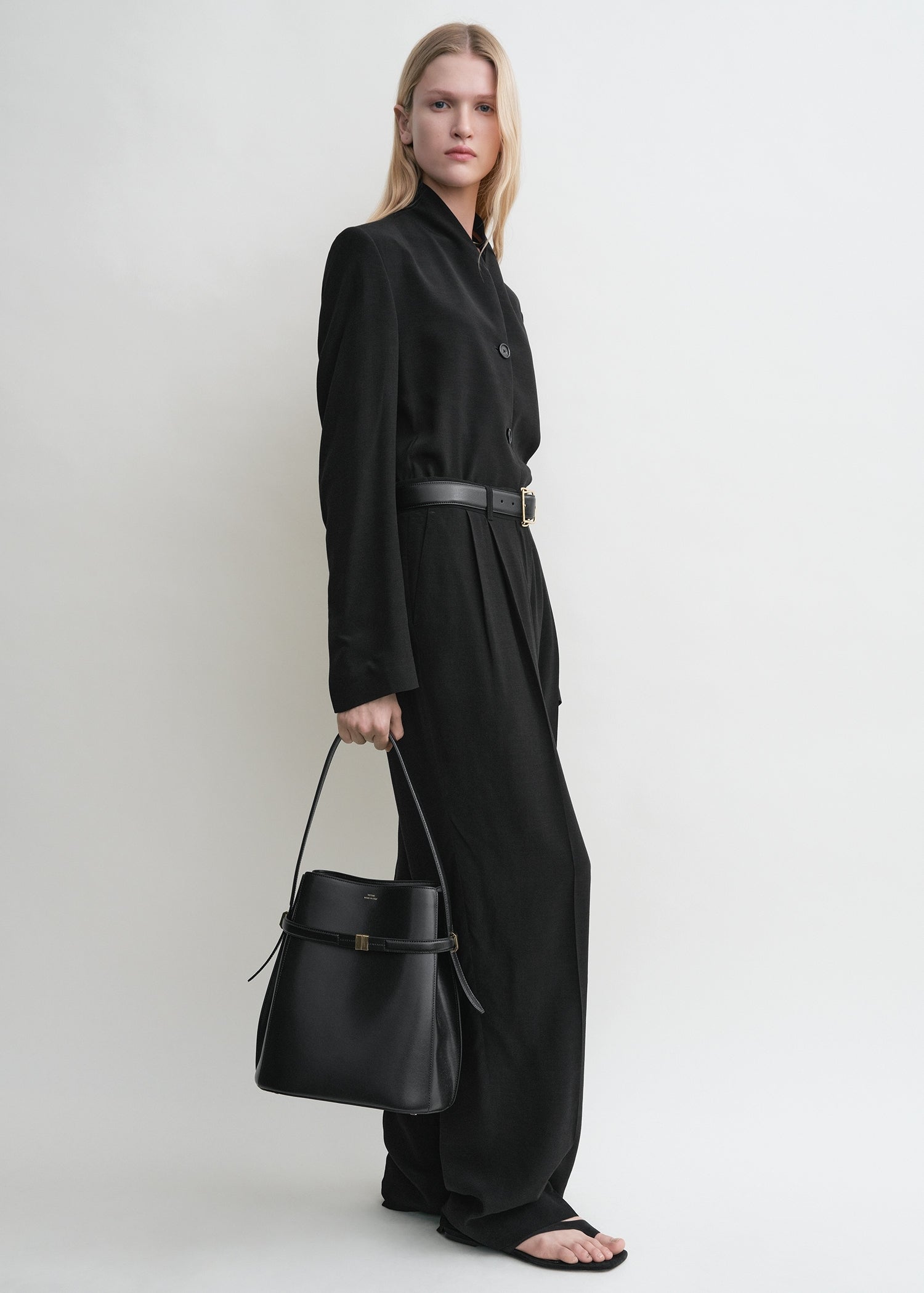 Belted leather bucket bag black