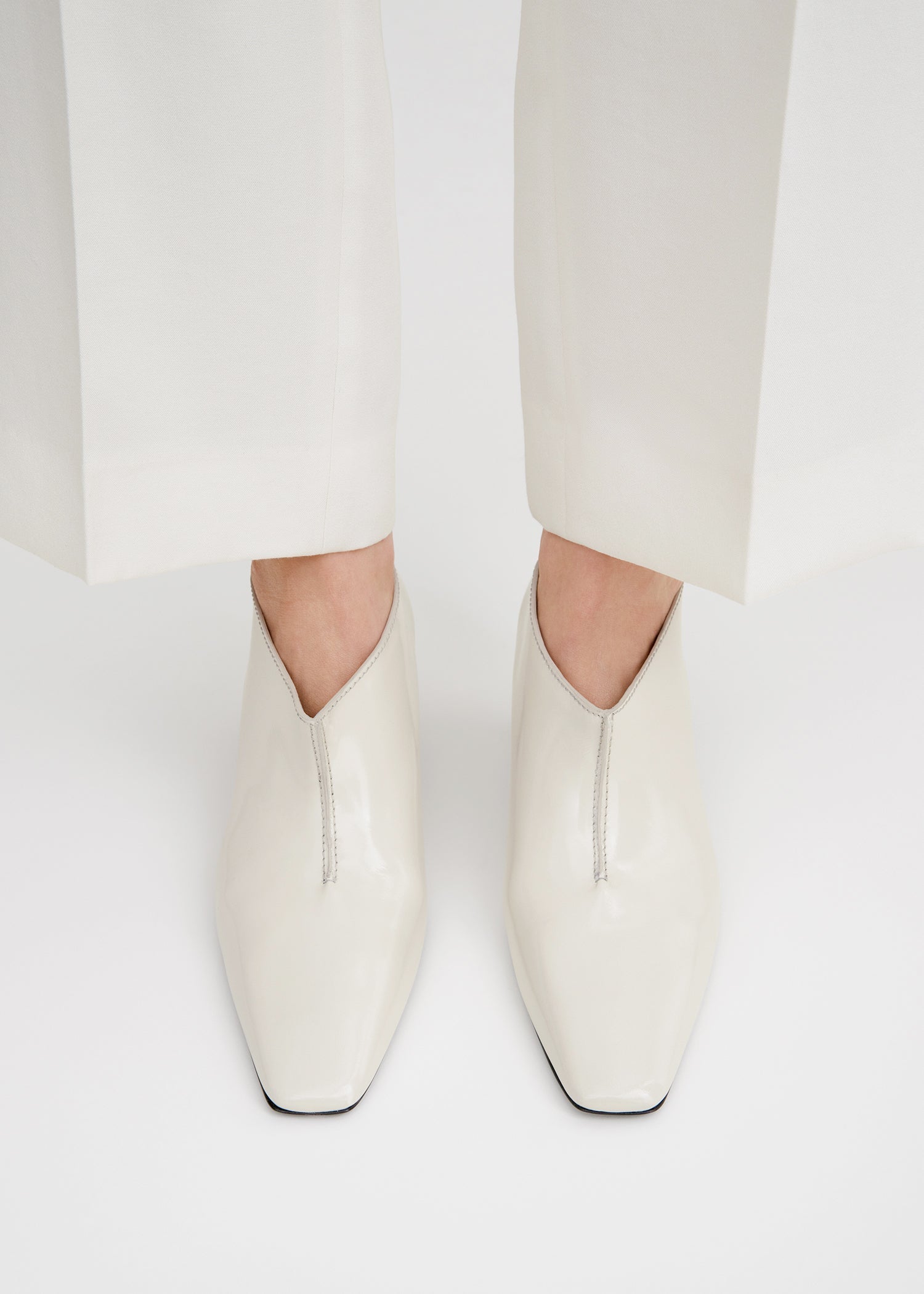 Wide shaft shoes cream