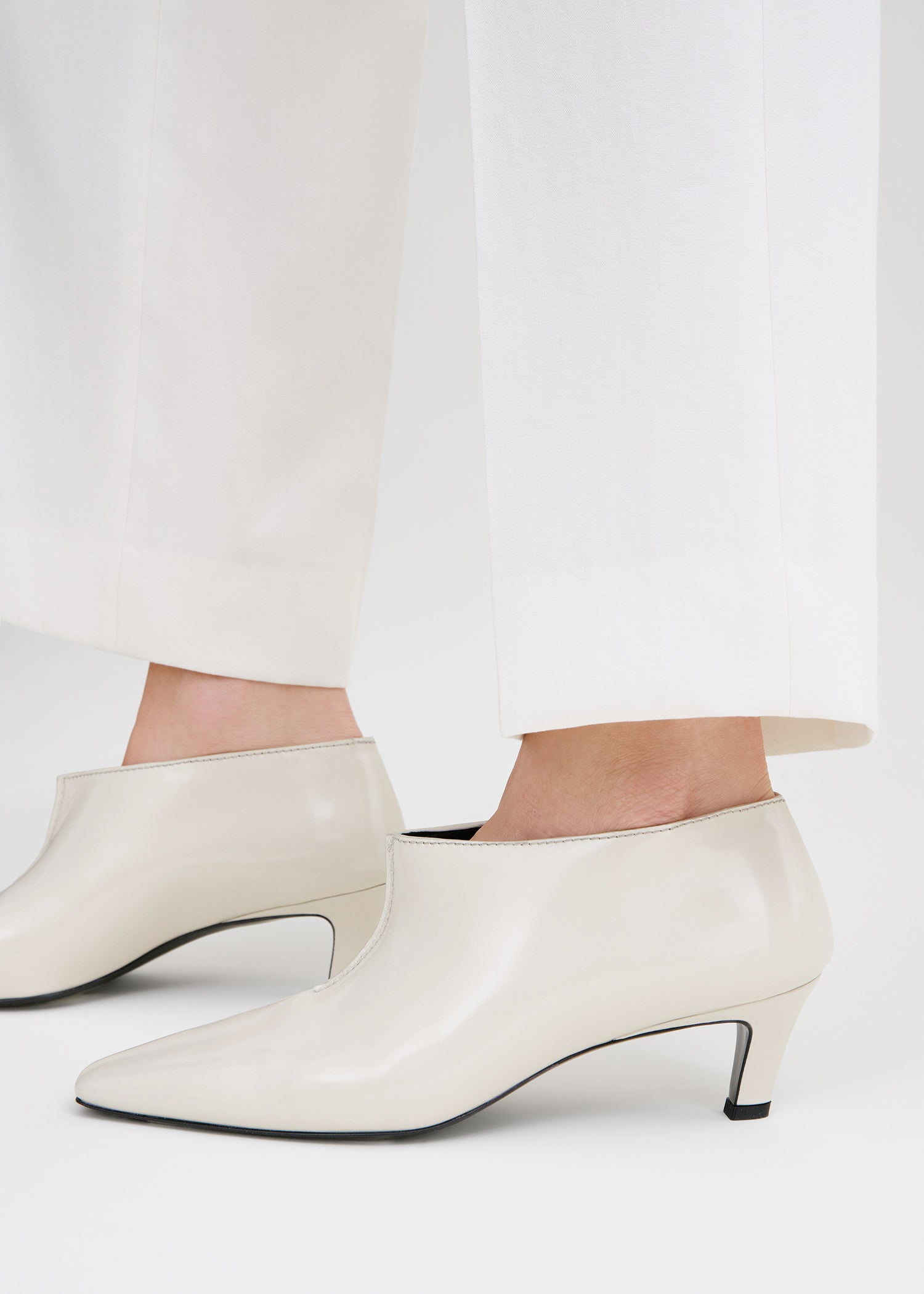 Wide shaft shoes cream